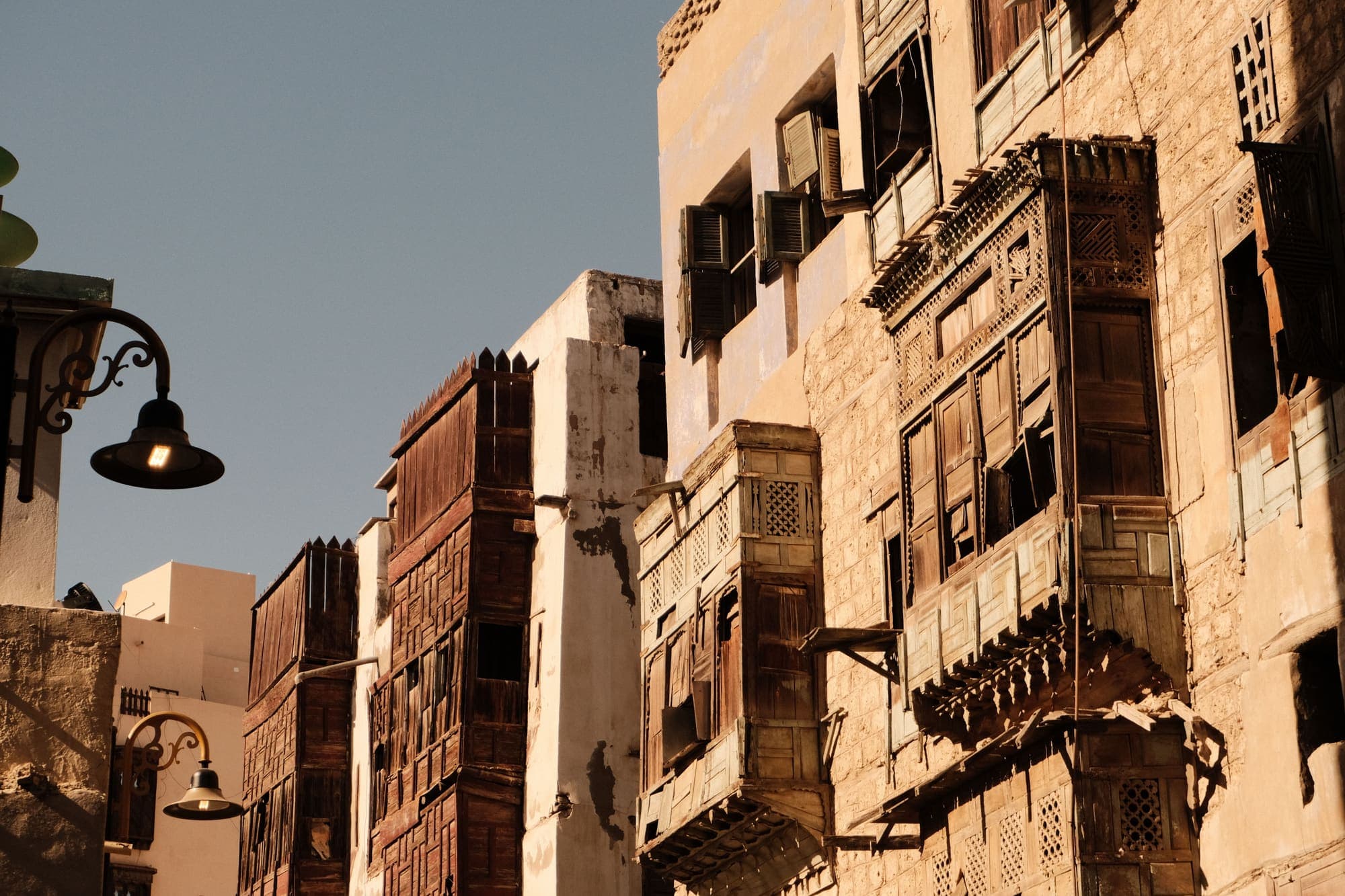 Casarões de Al Balad, o centro histórico de Jeddah, com suas sacadas de madeira trabalhada.