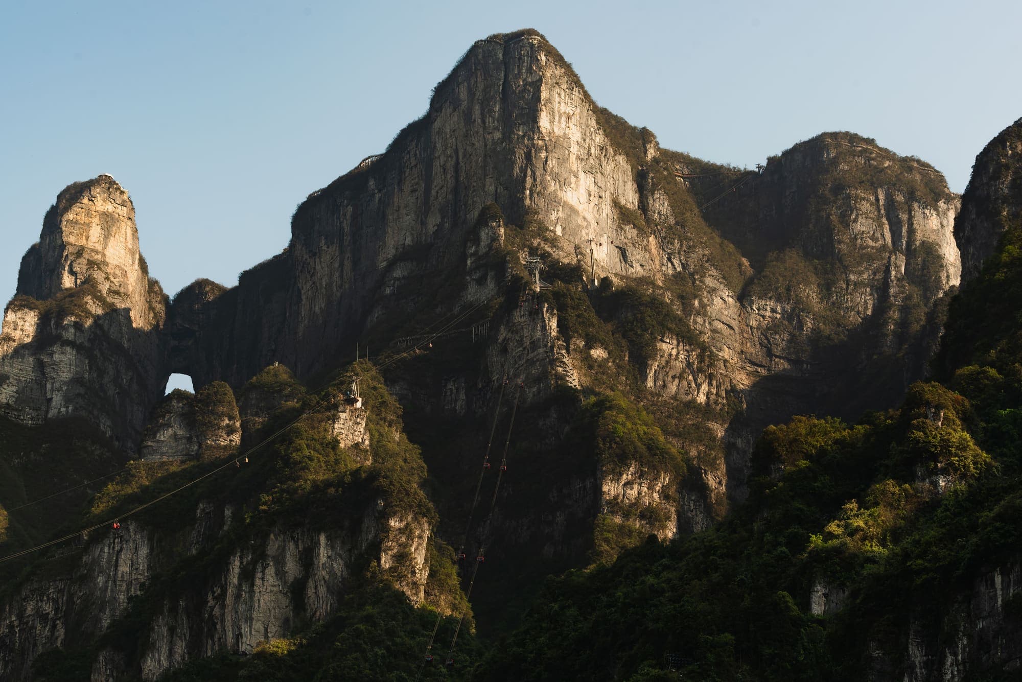 O Monte Tianmen, em Zhangjiajie, com o arco natural da Porta do Céu aberto na rocha.