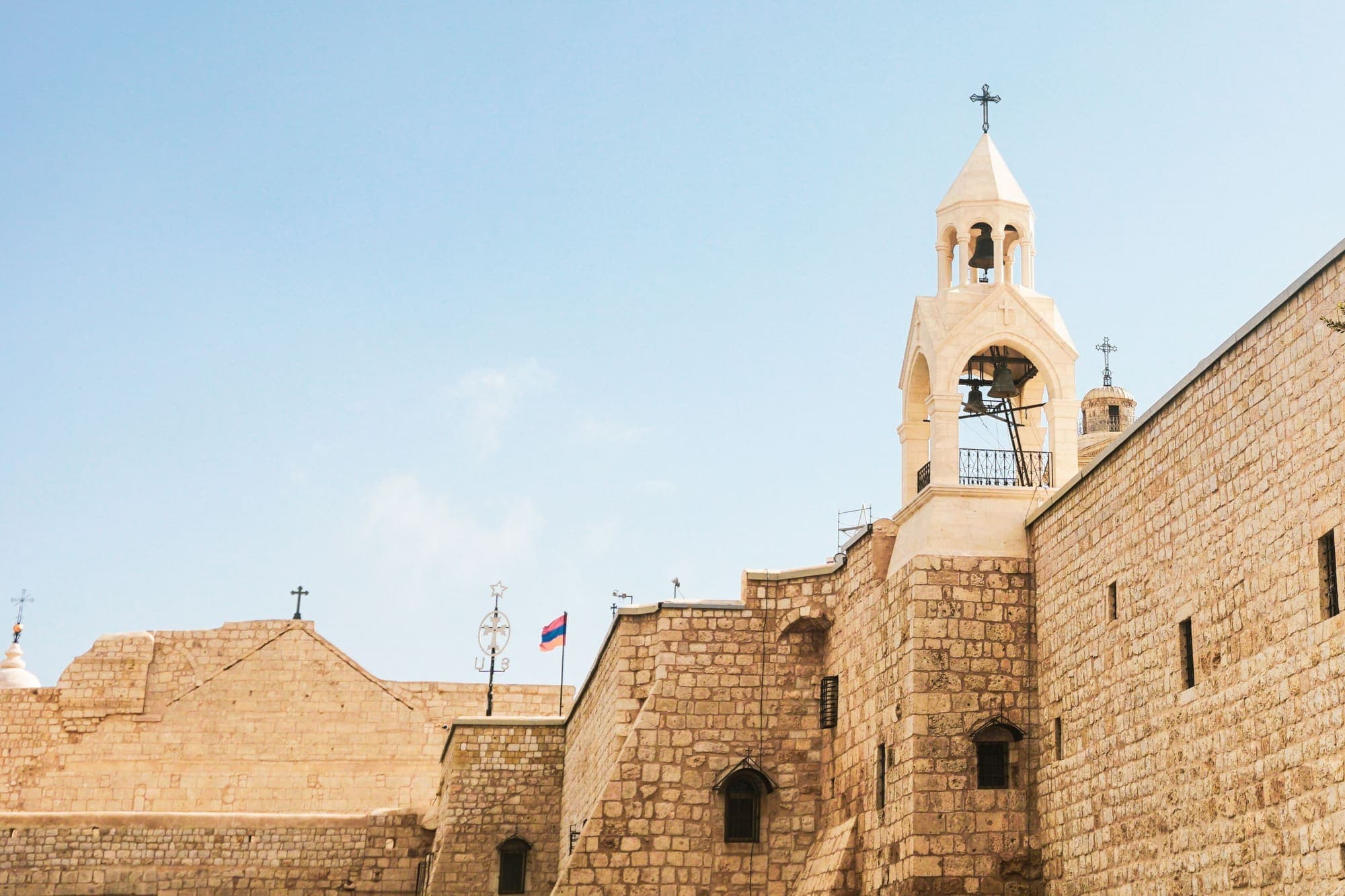 As muralhas de pedra e o campanário do complexo da Basílica da Natividade, em Belém.