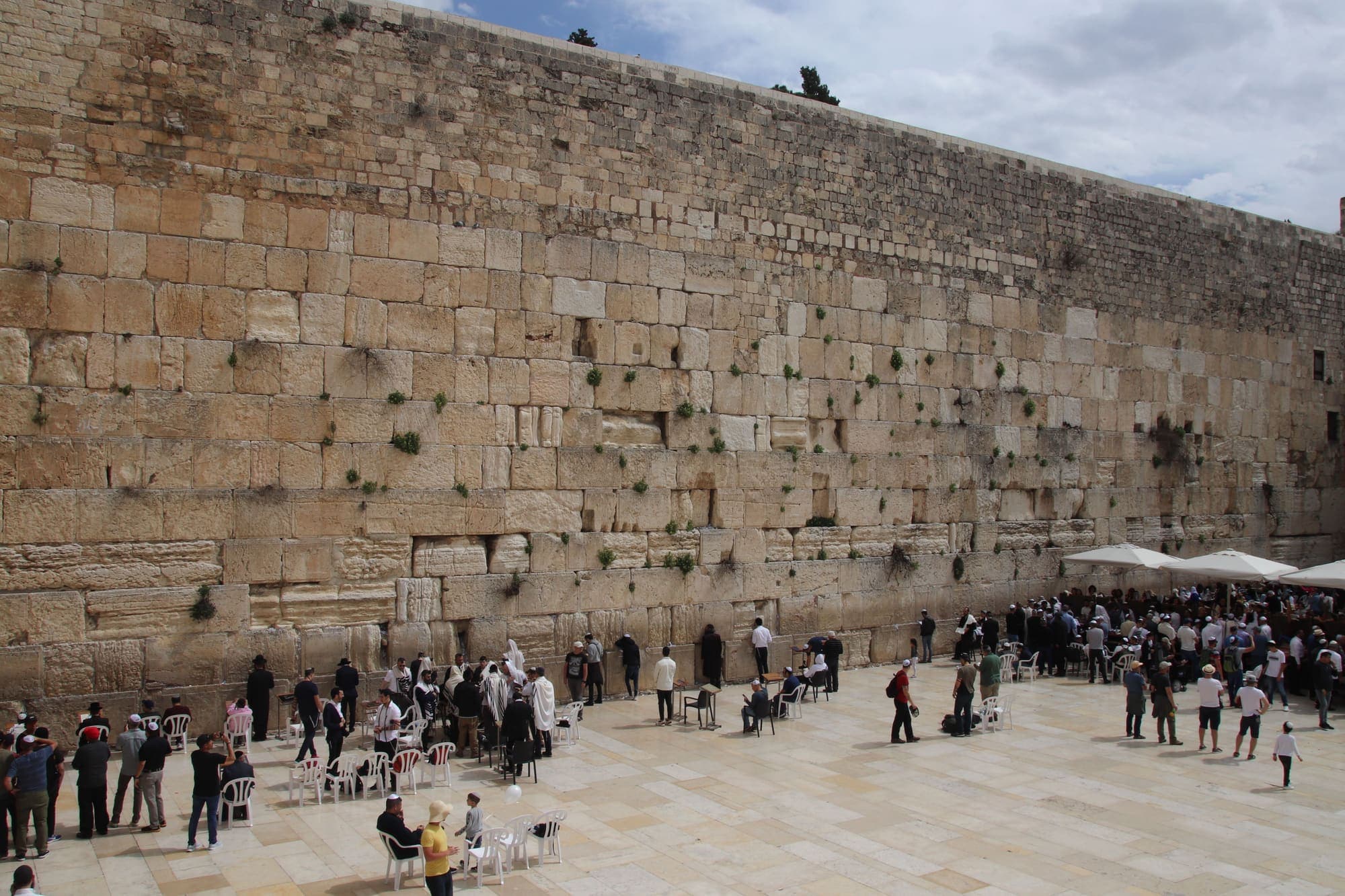 O Muro das Lamentações, em Jerusalém, com fiéis e visitantes reunidos junto às suas grandes pedras.