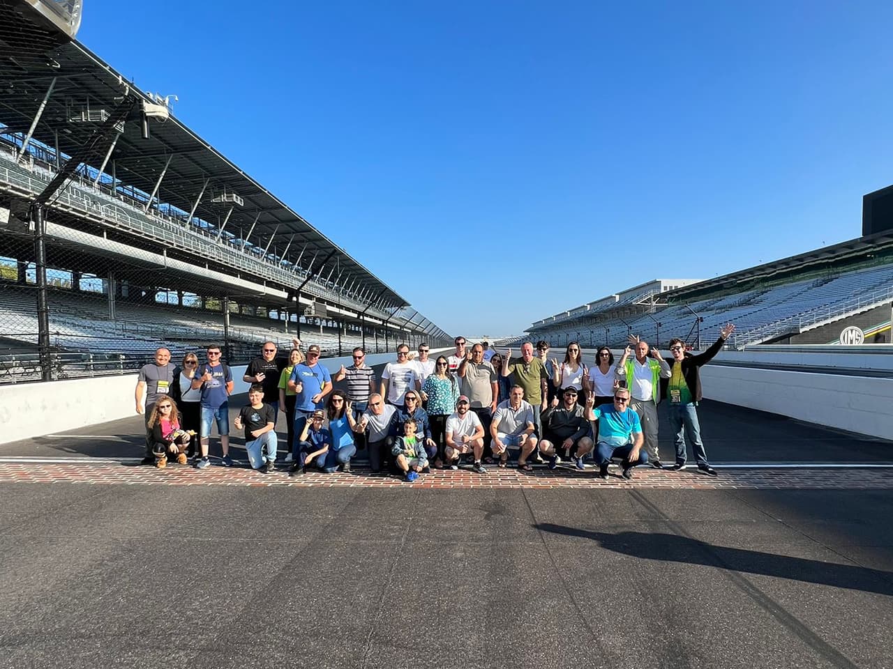 Grupo da Copercampos sobre a linha de chegada de tijolos do autódromo de Indianápolis, entre as arquibancadas.