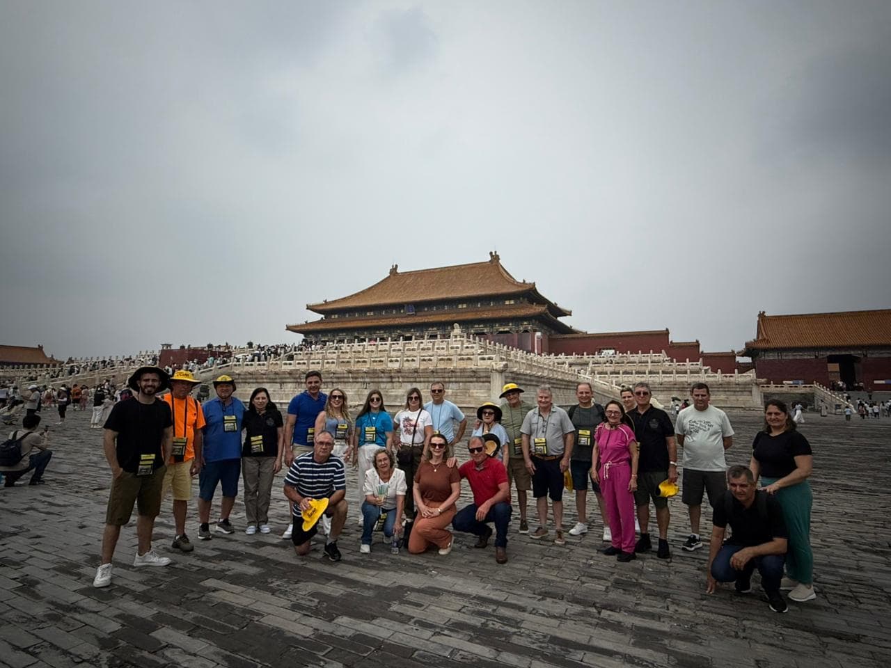 Grupo da Leão Viagens no grande pátio da Cidade Proibida, em Pequim, diante de um dos palácios.